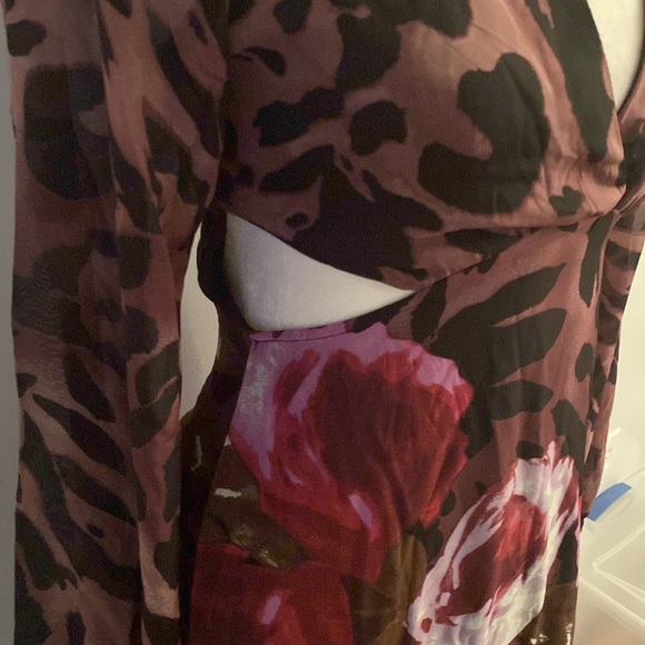 New in bag Venus’s side cut out maxi dress - Picture 3 of 15